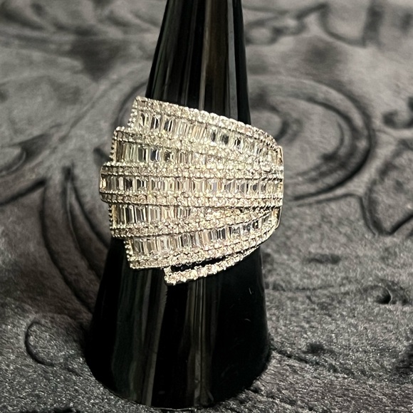 Elegant Silver Women's Ring - Picture 4 of 4